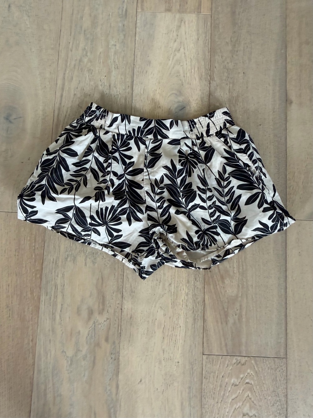 Janie and Jack Black & White Leaf Print Shorts Girl's Size 8